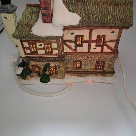 Santa's Workbench "Woodview Cottage" from the Towne Series, a collectible illumi - Picture 4 of 10